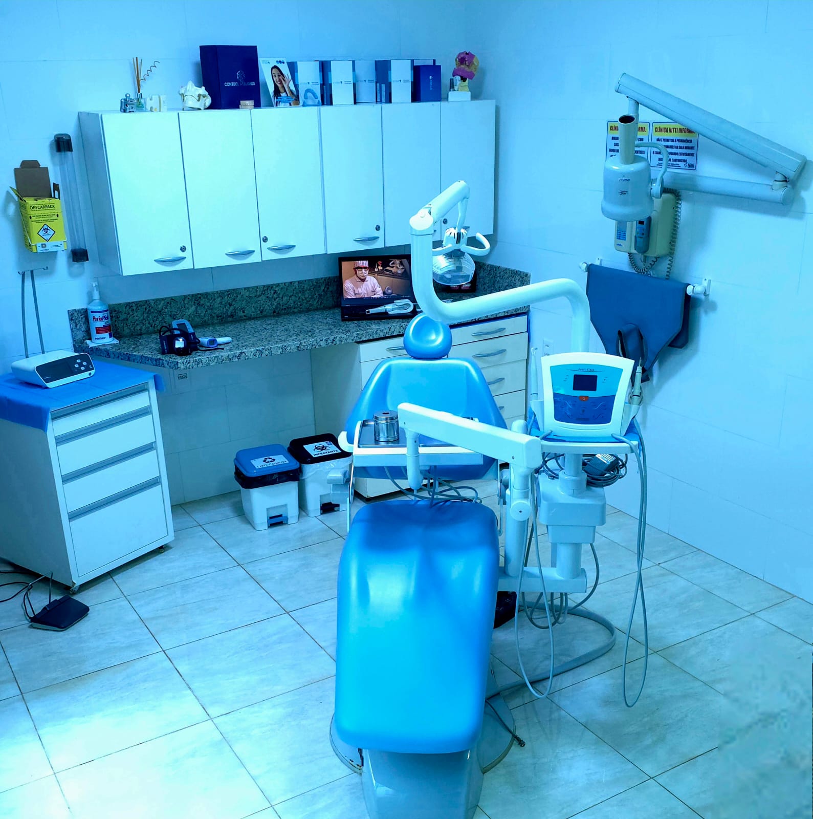 Interior de consultório odontológico moderno